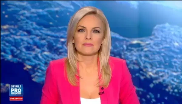 Doua eleve, una alba si cealalta de culoare, care se tin de mana in timp ce dorm. Dovada ca prietenia nu tine cont de rasa