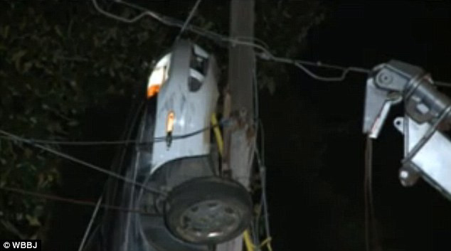 "In 38 de ani de cariera nu am vazut asa ceva". Cum a reusit o soferita sa ajunga cu masina pe un stalp de inalta tensiune