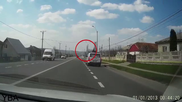 Momentul in care o masina intra cu viteza intr-un stalp care se prabuseste apoi peste autoturism. Ce a facut soferul apoi