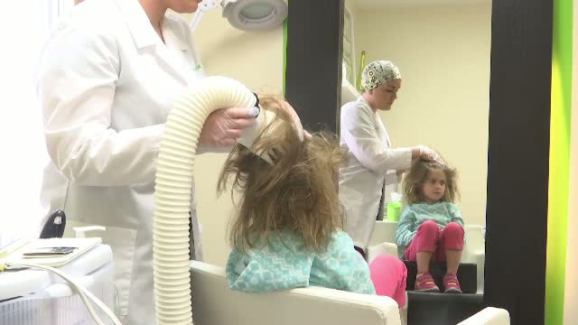 Metoda inedita in SUA pentru a ii scapa pe cei mici de paduchi. Cum i-a venit ideea patroanei salonului