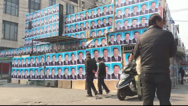 Metoda disperata a unui chinez de-a isi salva casa de la demolare. In fiecare noapte face acest lucru