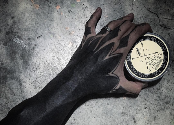 Motivul pentru care din ce in ce mai multi oameni isi tatueaza cu negru portiuni de pe corp: "Nu sunt fericita asa"