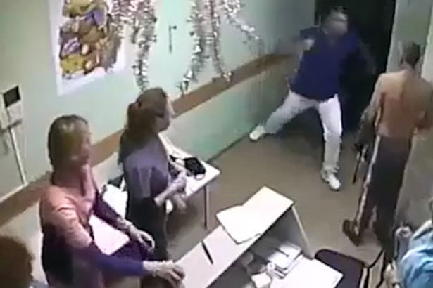 Momentul in care un medic din Rusia omoara un pacient cu o singura lovitura de pumn. Ce a facut victima inainte sa fie ucisa