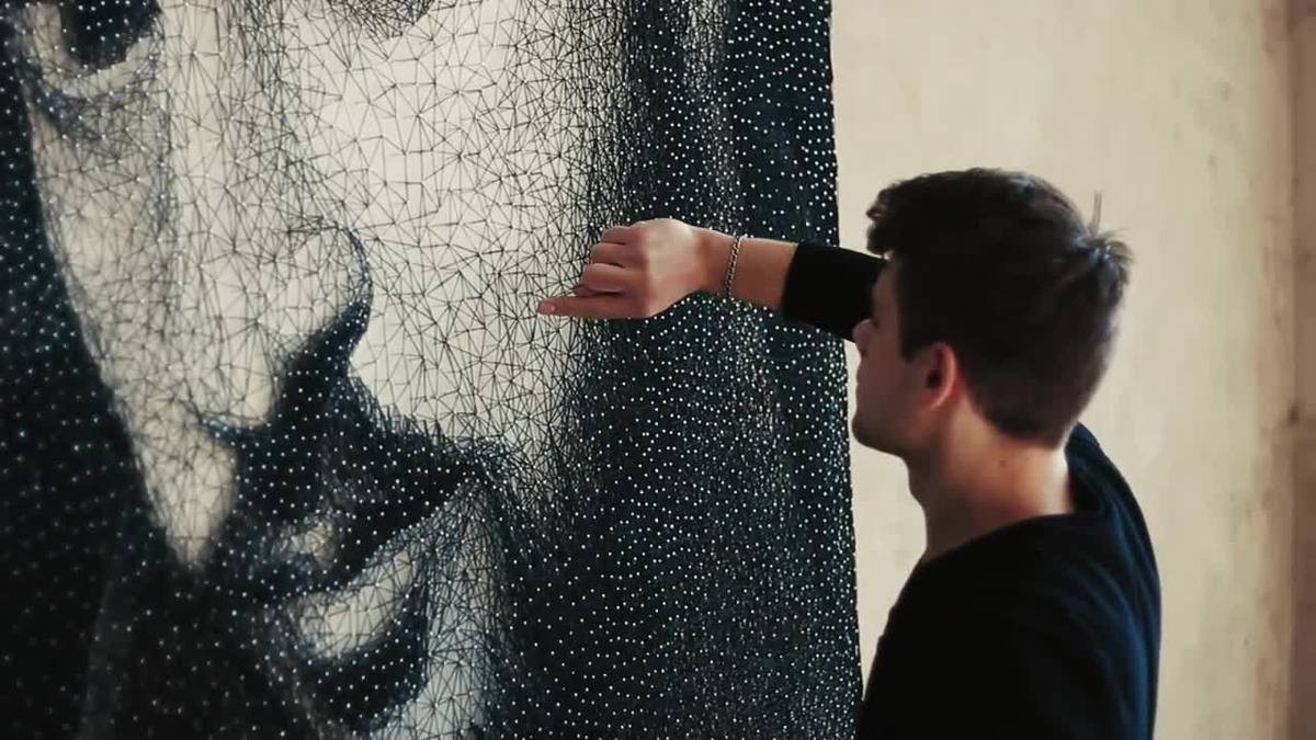 A batut cuie in perete, apoi a pus ata neagra printre ele. Rezultatul exceptional are peste 28 de milioane de vizualizari