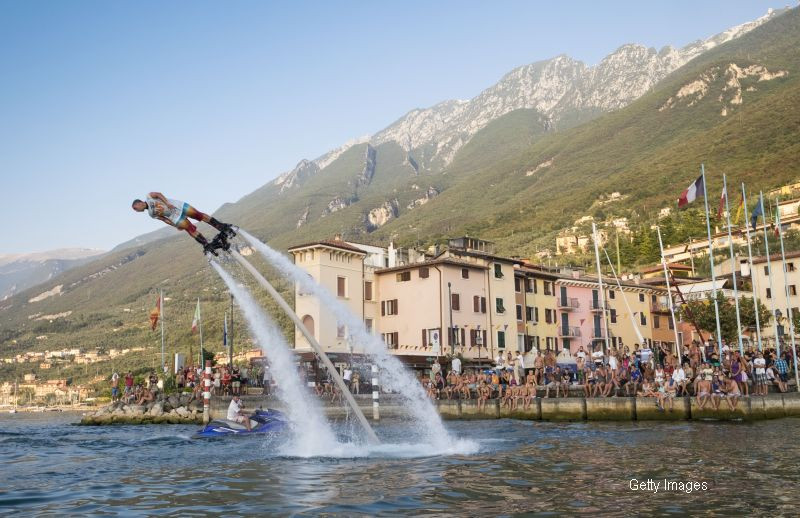 Flyboarding, in editie inedita. Ce a patit acest tanar care a incercat sa "zboare" folosind dusurile de la o spalatorie auto