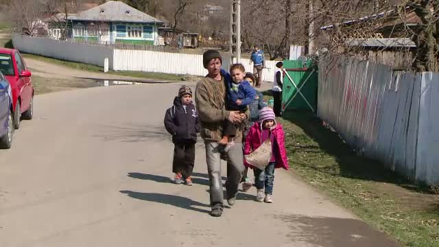 A ramas pe drumuri impreuna cu cei cinci copii. Casa unei familii din Iasi, distrusa complet de un incendiu