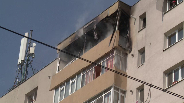 Panica intr-un bloc cu zece etaje din Ploiesti, unde a izbucnit un incendiu. Doua persoane au ramas captive in apartamente