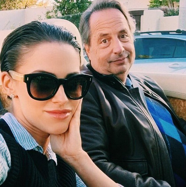 Cine este noua iubita a actorului de comedie Jon Lovitz: "Pastele cu iepurasul meu". Imaginea care starnit barfe la Hollywood