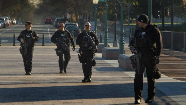 Focuri de arma langa Casa Alba. CNN: Un suspect a fost impuscat, iar o femeie a fost ranita de srapnel. VIDEO