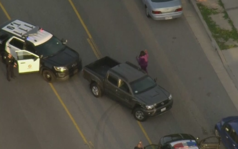 Urmarire ca in filme pe o autostrada din SUA. Doua masini de politie si un elicopter, pe urmele unei soferite