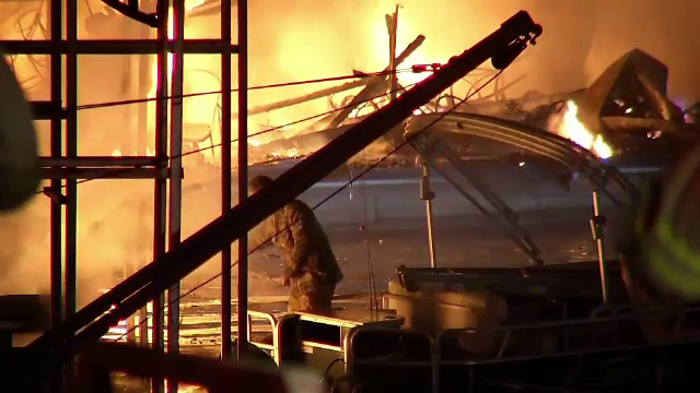 Incendiu puternic intr-un port din SUA. Ce au facut oamenii cand focul a cuprins 8 ambarcatiuni