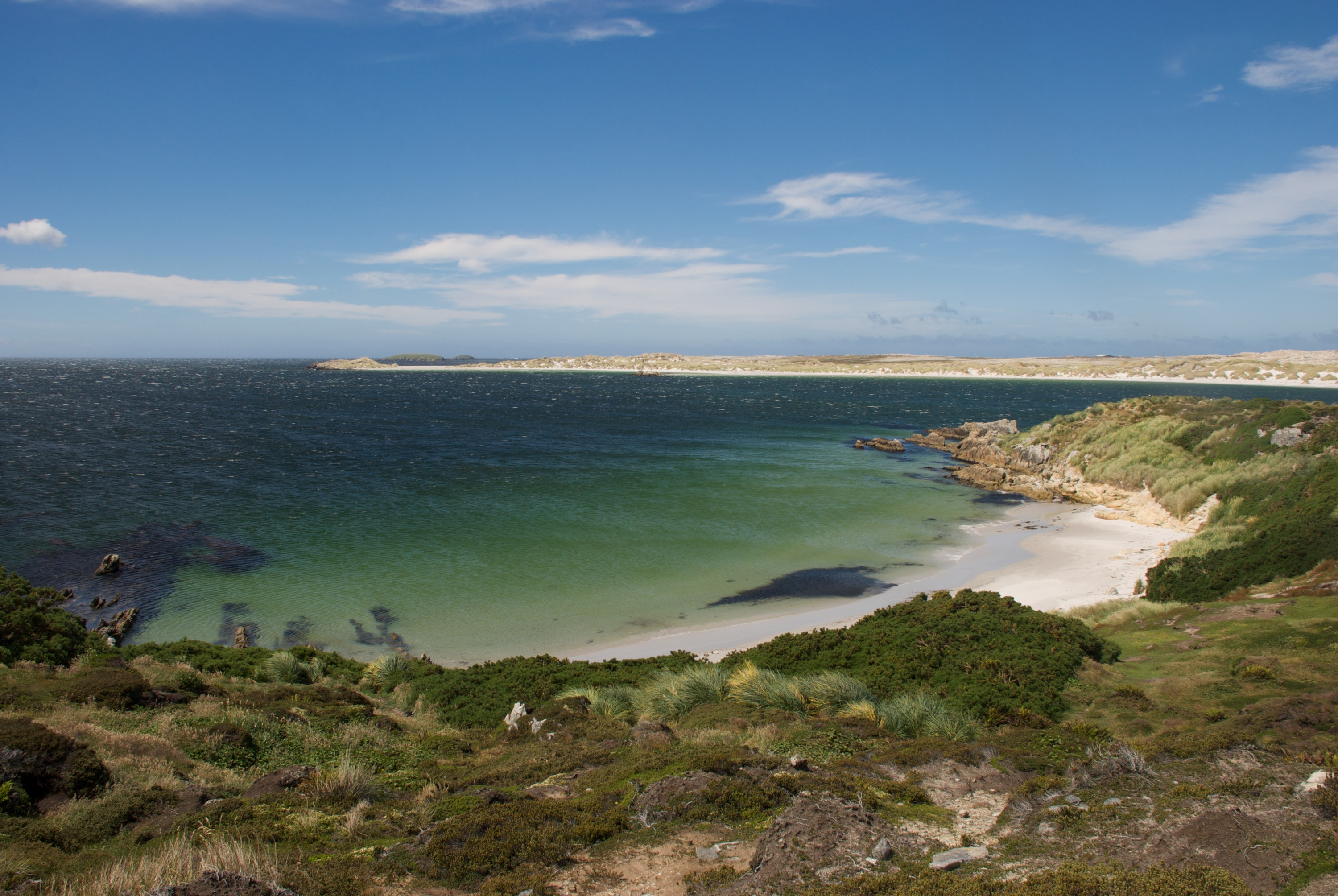 La 3 decenii distanta de la un razboi sangeros, un vechi conflict se reaprinde. O insula revendicata de Anglia, "incercuita"