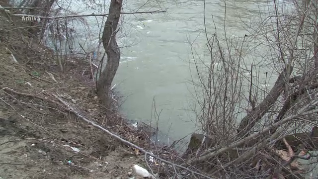 Fetita de cinci ani, gasita aproape moarta intr-un canal de la marginea localitatii. Parintii n-au oferit nicio explicatie