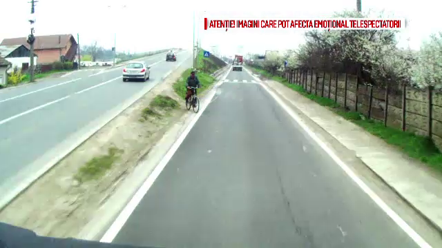 Un barbat de 80 de ani, calcat de un TIR in timp ce mergea cu bicicleta. Imaginile dramatice surprinse de o camera video