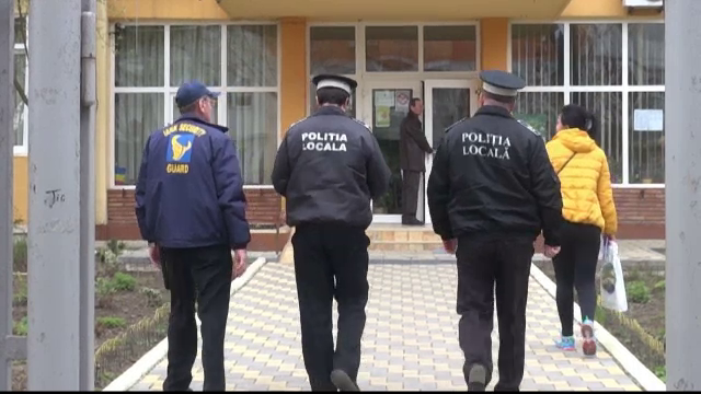 Un elev de 15 ani terorizeaza o scoala intreaga. Colegii s-au inchis cu cheia in clasa ca sa scape de bataie