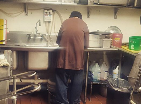 A intrat intr-o cafenea sa cerseasca, dar a primit o slujba. Cum i s-a schimbat viata unui om al strazii