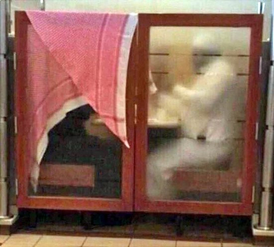 Poza care a starnit reactii puternice: un barbat din Arabia Saudita a iesit cu sotia la restaurant. Ce a obligat-o sa faca