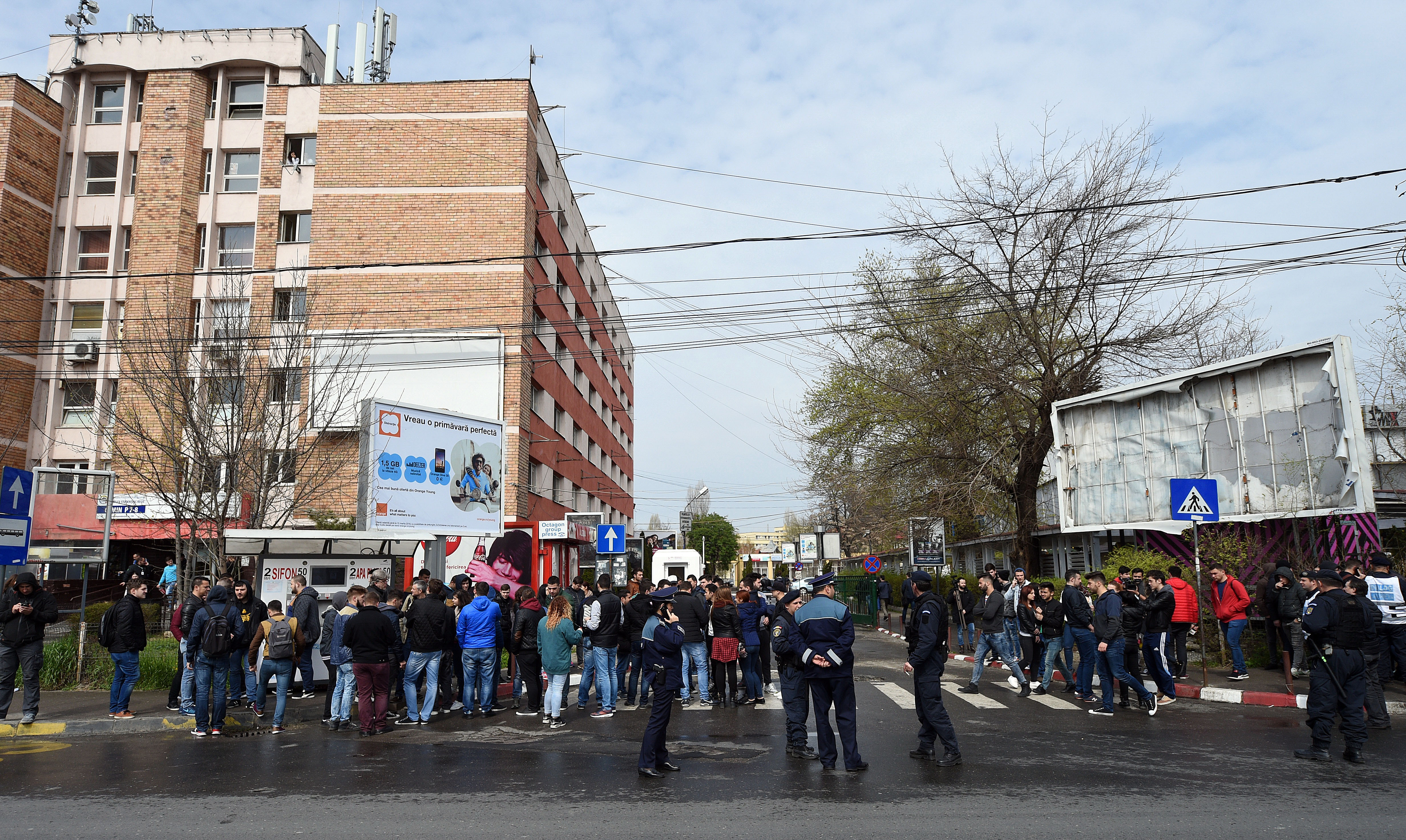 1000 de studenti au protestat pentru ca nu mai pot fuma in Regie. Solutia unui patron ca sa nu-si piarda clientii fumatori