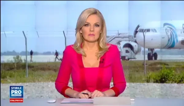 Filmul tragicomic cu deturnarea avionului EgyptAir. Atacatorul s-a predat dupa 6 ore, un pasager si-a facut selfie cu el