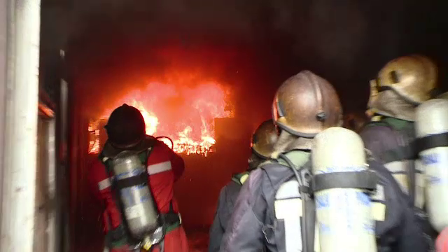 Singurul loc din tara in care pompierii invata sa stinga incendii cu doar cativa litri de apa. Cum decurge un antrenament