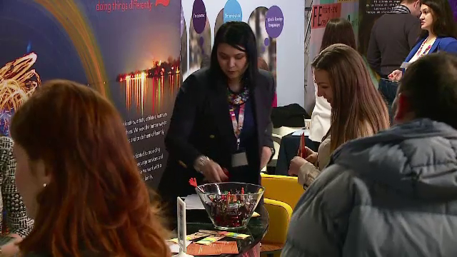 Proiect votat în Senat: tinerii dezavantajați se vor putea angaja temporar în instituțiile locale