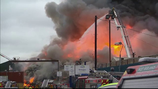 Incendiu de proportii la un centru de reciclare din Brimingham. 40.000 de locuinte au fost afectate