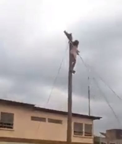 A vrut sa refaca scena crucificarii lui Iisus, dar oamenii au inceput sa tipe cand au vazut ce s-a intamplat apoi: VIDEO