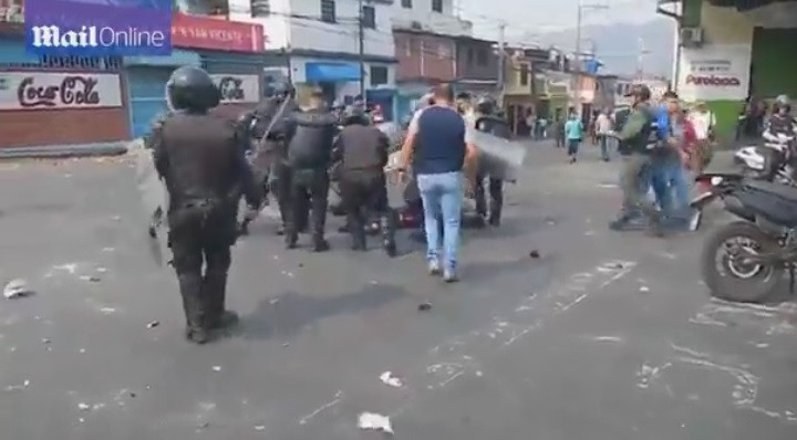 Proteste violente in Venezuela. Doi politisti au fost ucisi in piata publica de protestatari. VIDEO