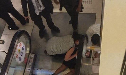 Momentul in care o fetita de 4 ani isi prinde mainile sub scara rulanta, intr-un centru comercial. Incidentul a fost filmat