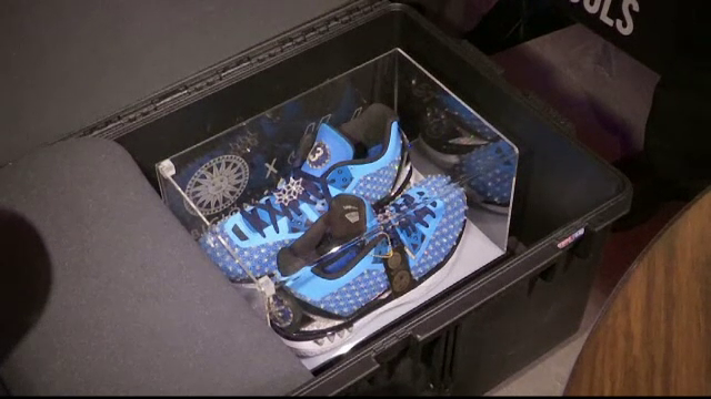 O cutie, pazita cu strictete de masini blindate si zeci de agenti inarmati. Ce se afla in ea