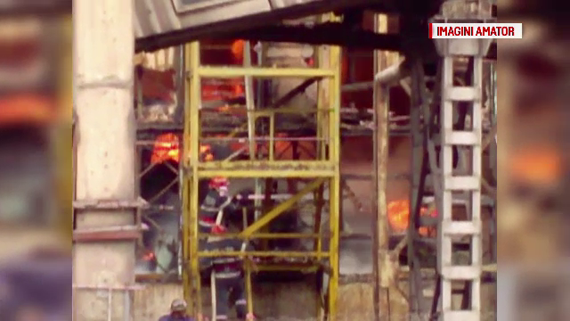 Incendiu urias la un depozit de deseuri, in judetul Dambovita. Pompierii se chinuie de o zi sa stinga flacarile