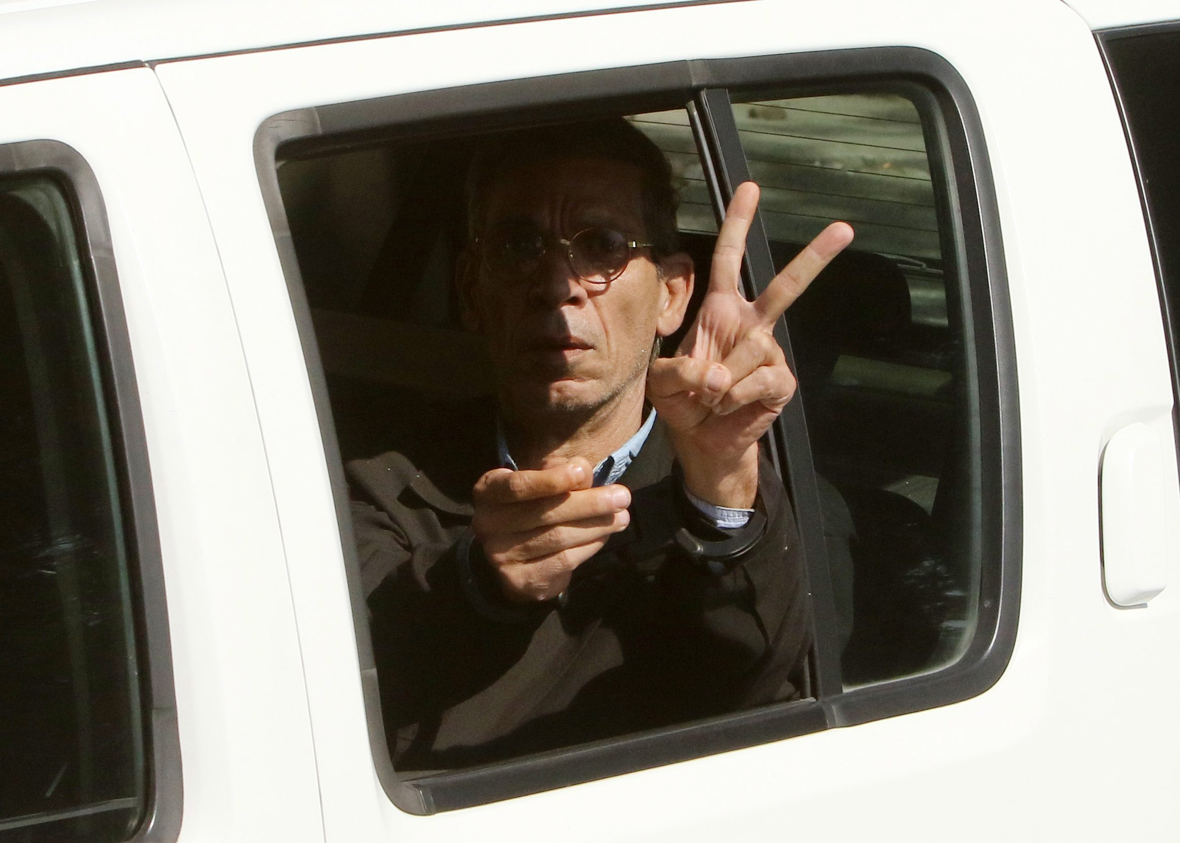 Fosta sotie a egipteanului care a deturnat avionul EgyptAir a oferit prima declaratie. "Mi-e rusine, nu vreau sa-l vad"