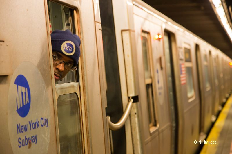 Incident socant la metroul din New York. Un calator a dat nas in nas cu un sobolan. VIDEO