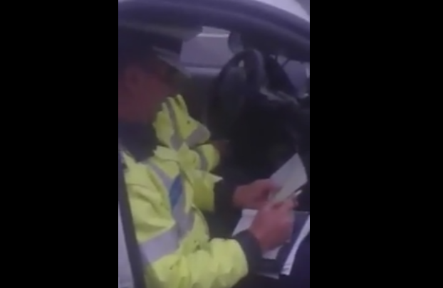 "Sa vezi ce amenda iti dau". Reactia unui politist filmat de o soferita in timp ce fuma in masina de serviciu. VIDEO