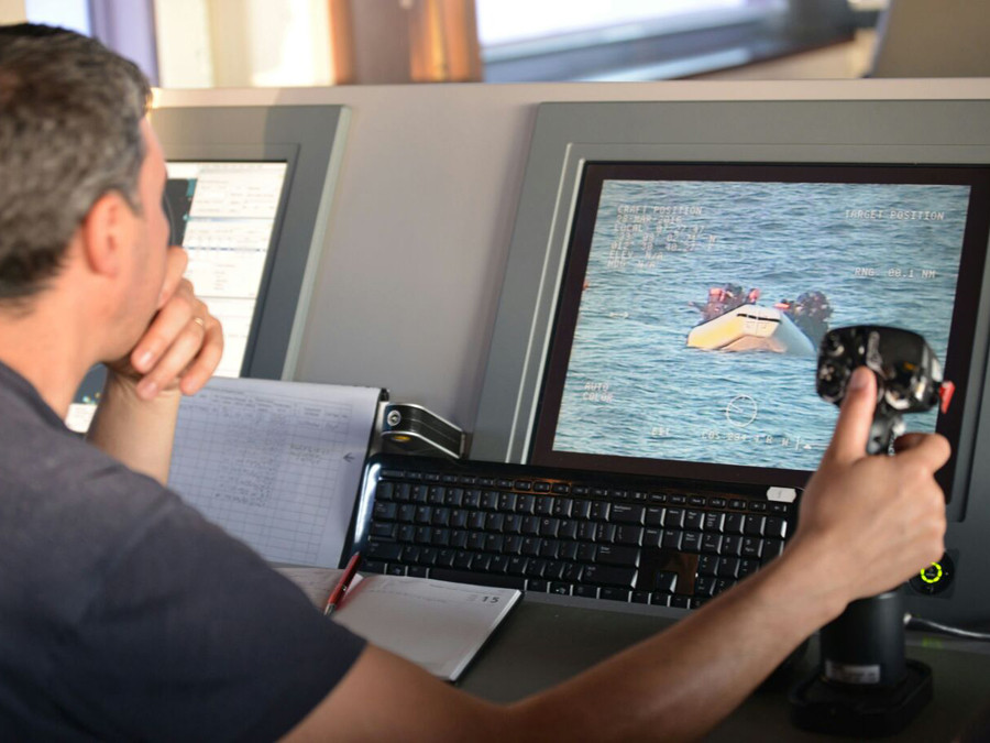 Romanii au salvat cateva sute de migranti folosind o "banana". FOTO si VIDEO cu operatiunea politistilor de frontiera