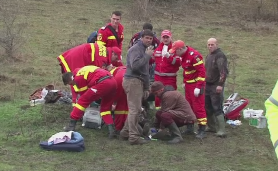 A mers sa taie lemne, insa s-a impotmolit in noroi, iar acum se zbate intre viata si moarte