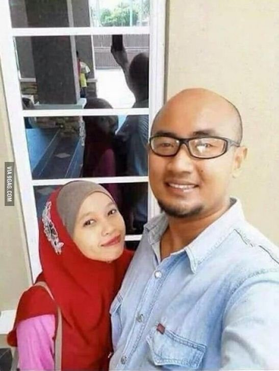 Si-au facut un selfie, dar s-au ingrozit cand au vazut imaginea! Ce se vedea in geamul din spate