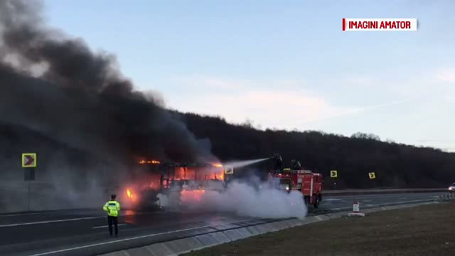 Incendiu de proportii in Cluj. Un autocar in care se aflau patru persoane a luat foc si a ars complet