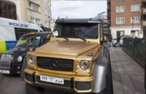 Patru masini de lux, placate de aur, au aparut peste noapte pe o strada din Londra. Ce au aflat localnicii despre proprietar