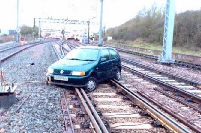Motivul pentru care o masina a ajuns pe linia de tren si a blocat transportul de calatori! Politia l-a arestat imediat