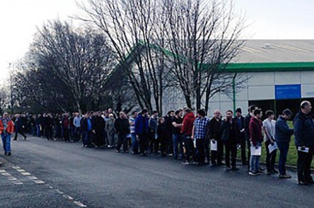 Lupta grea pentru 750 de joburi. Peste 3000 de oameni au stat ore la rand ca sa-si depuna CV-urile