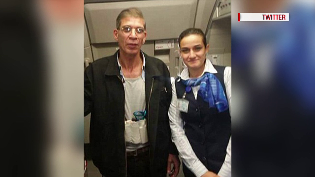 Noi imagini din avionul egiptean deturnat acum doua zile, in Cipru. Ce au facut doua stewardese cu "piratul aerului"