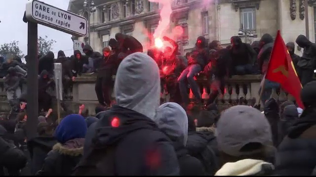 Greve si proteste impotriva reforme sociale anuntate de Hollande, in Franta. Violente si arestari inregistrate in trei orase