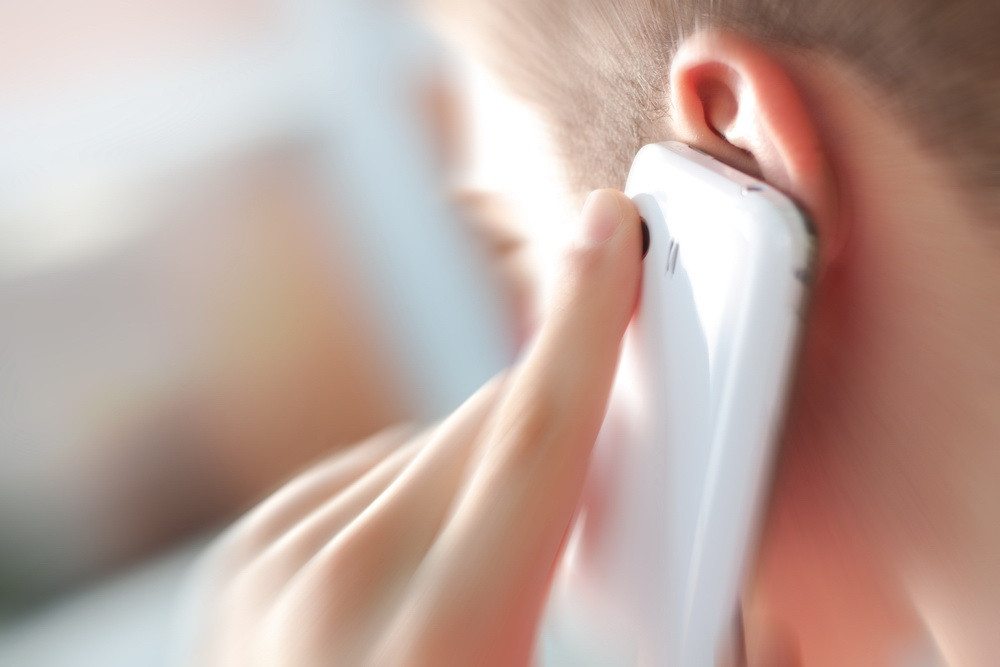 A primit un telefon de la iubita, iar dupa ce a incheiat convorbirea, si-a dat foc. Ce veste a primit tanarul din Bacau