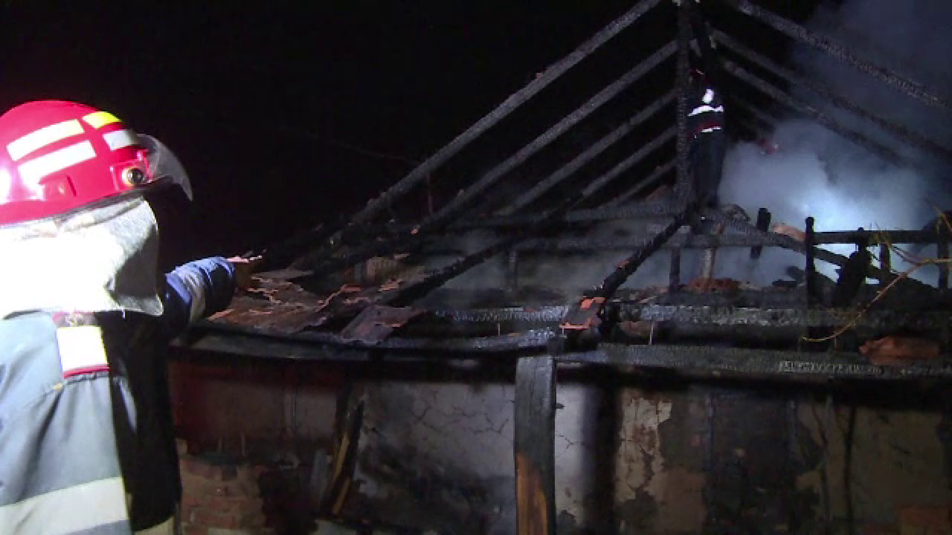 O femeie din Targu Jiu a murit intr-un incendiu. Pompierii, nevoiti sa improvizeze dupa ce masina lor n-a incaput pe strada