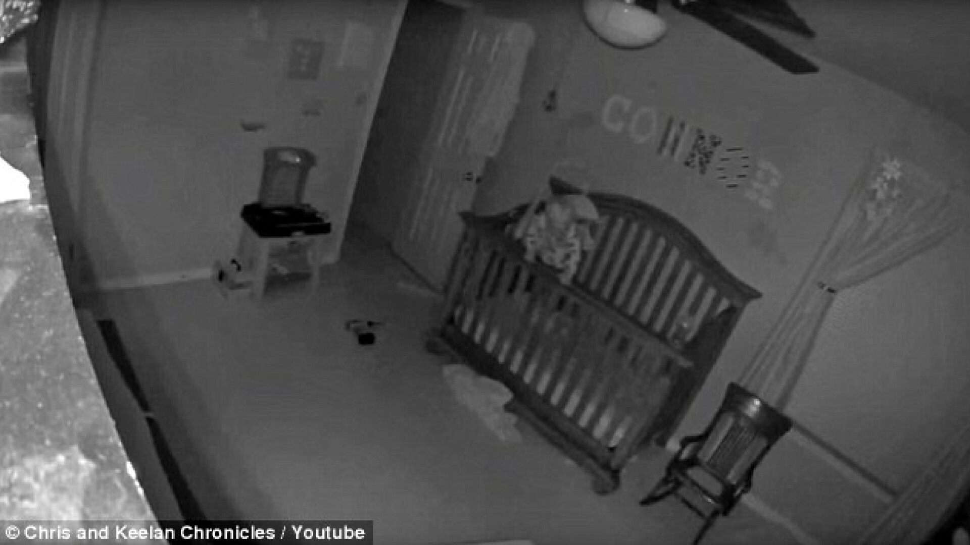 Imaginile urmarite de peste 2,5 milioane de persoane, pe YouTube. Ce se intampla in camera unui bebelus. VIDEO