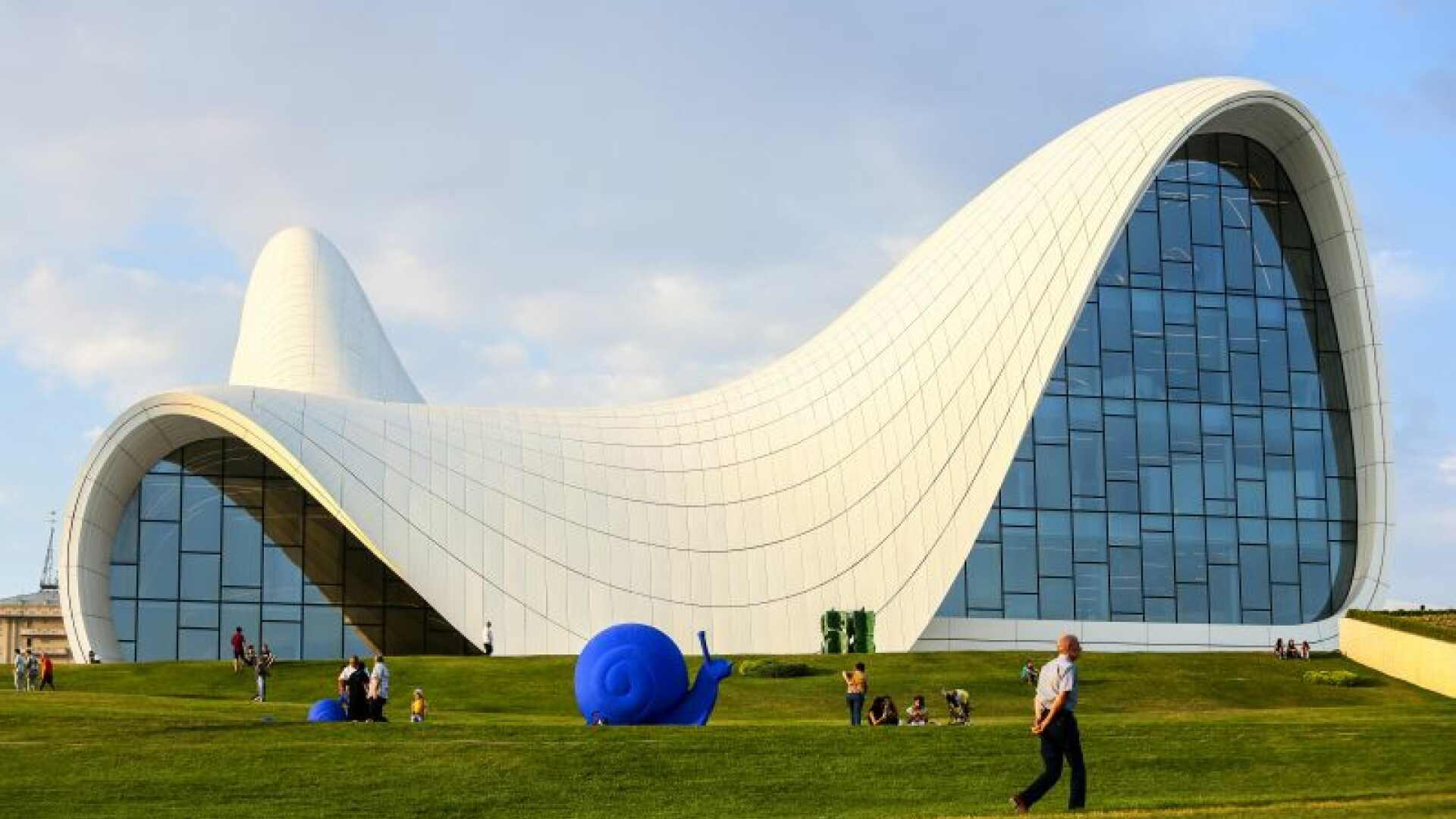 Zaha Hadid, centrul cultural Heydar Aliyev din capitala Azerbaijanului, Baku.