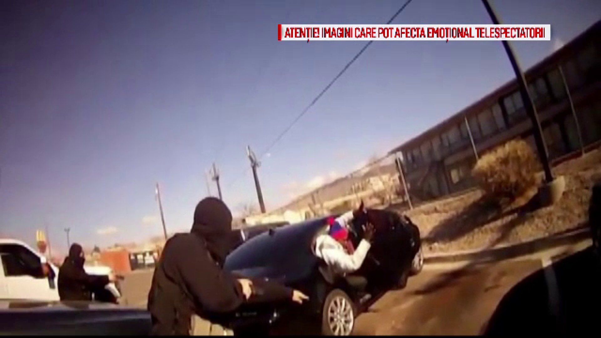 Momentul in care un politist isi impusca, din greseala, colegul sub acoperire. Suma uriasa pe care a primit-o drept dauna