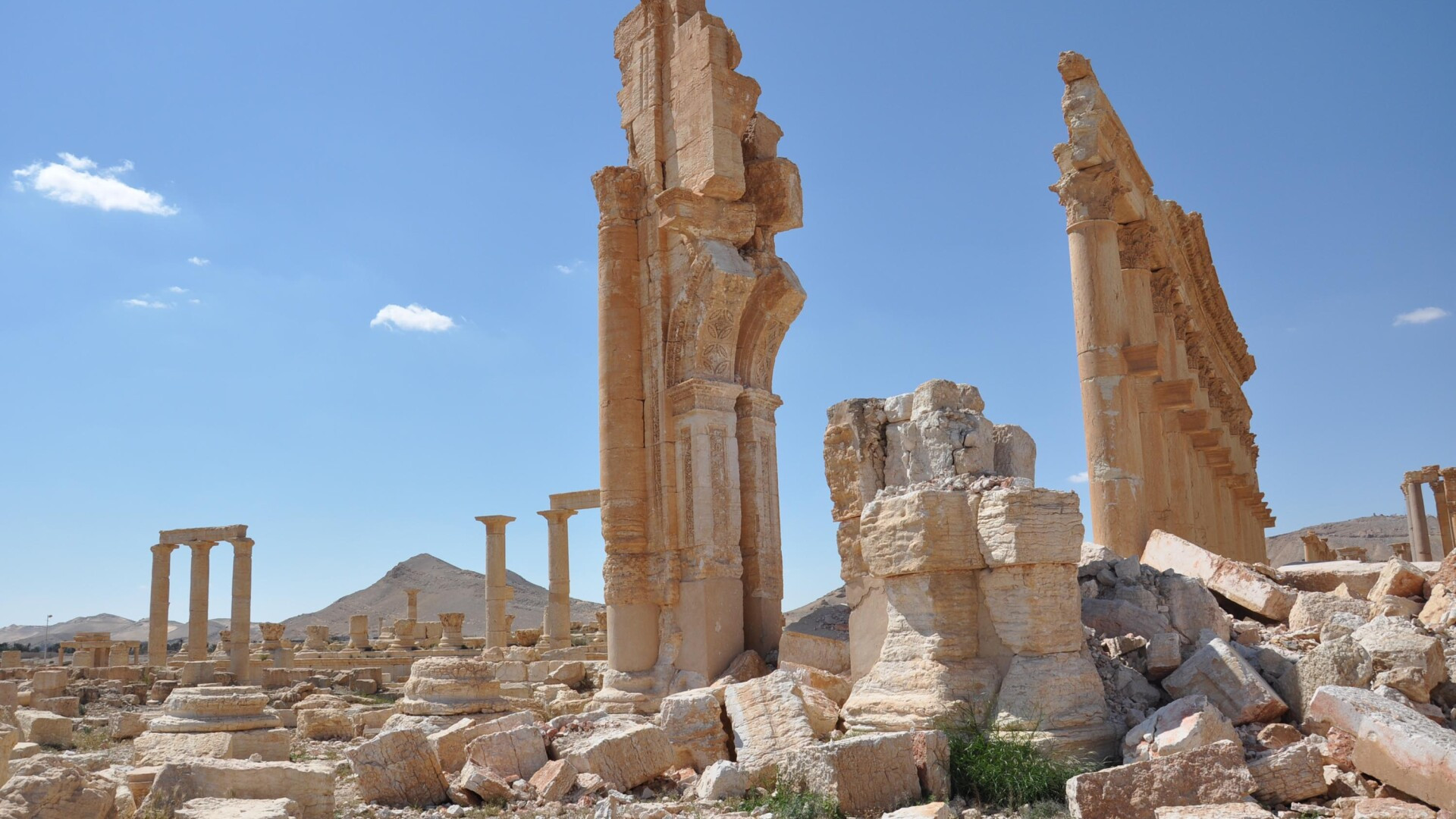 2000 de ani de istorie disparuti in doi ani de teroare. Cum arata orasul Palmyra inainte si dupa distrugerile comise de ISIS