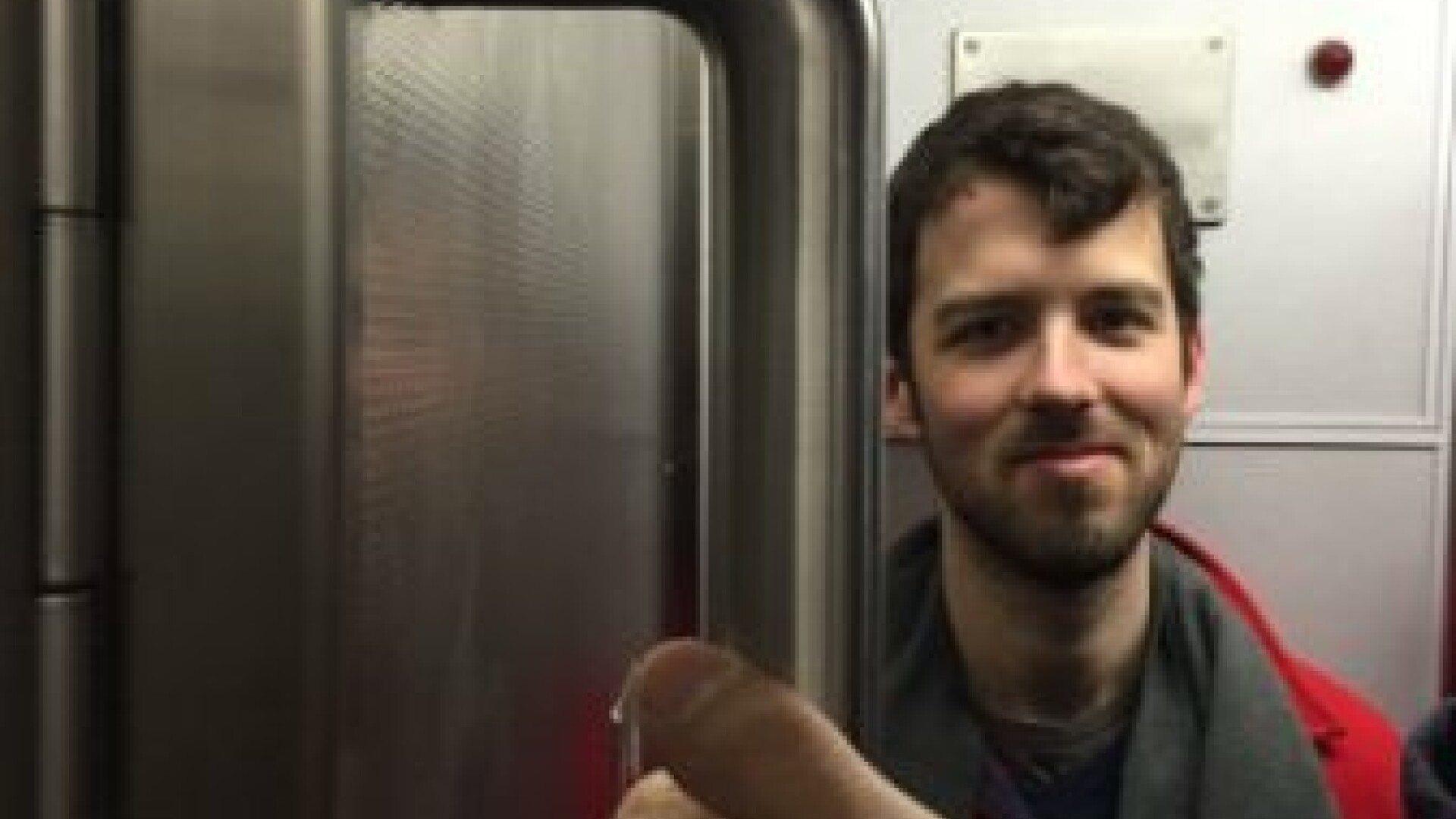 Din cauza chiriilor foarte mari, un tanar locuieste intr-o cutie, in sufrageria unui prieten. Cat plateste pentru ea. FOTO